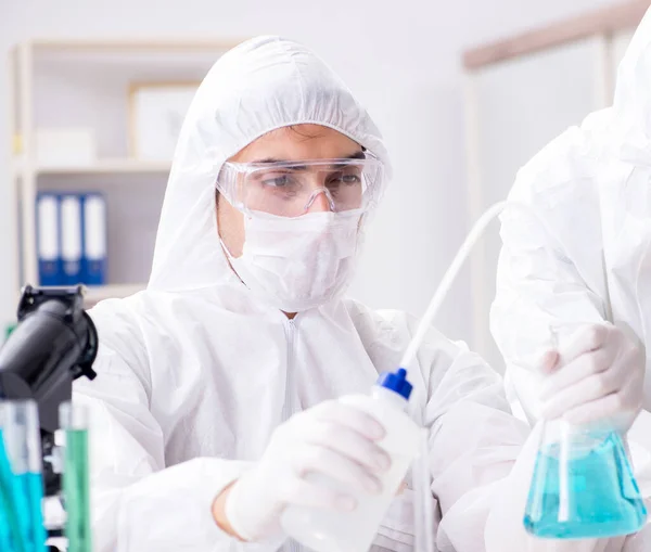 Dos químicos trabajando en el laboratorio —  Fotos de Stock