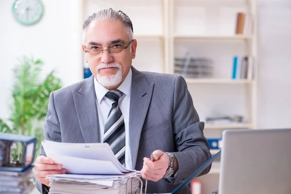 Dipendente di sesso maschile anziano infelice con lavoro eccessivo — Foto Stock