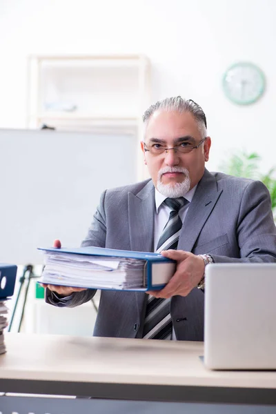 Hombre anciano empleado infeliz con el trabajo excesivo — Foto de Stock