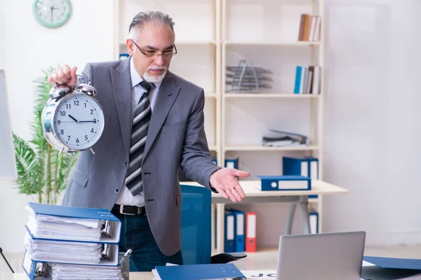 Homem idoso empregado infeliz com excesso de trabalho — Fotografia de Stock