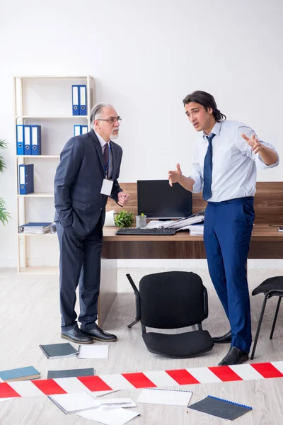 Adli tıp ofisteki hırsızlığı araştırıyor.