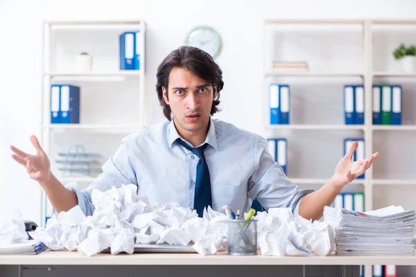 Geschäftsmann lehnt neue Ideen mit vielen Papieren ab — Stockfoto