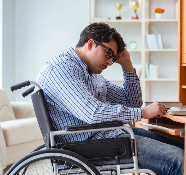 Étudiant handicapé étudiant à domicile en fauteuil roulant — Photo