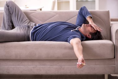 Evde narkotikle sorunları olan genç bir adam.