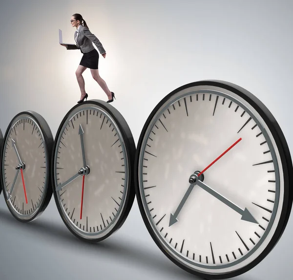 Empresária no conceito de gestão do tempo — Fotografia de Stock