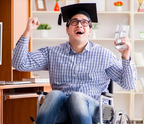 Estudante com deficiência estudando em casa em cadeira de rodas — Fotografia de Stock