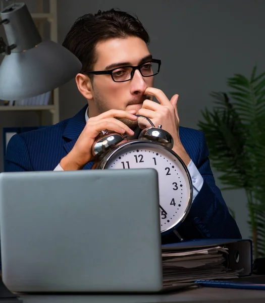 Empleado que se queda hasta tarde para terminar el trabajo de auditoría —  Fotos de Stock