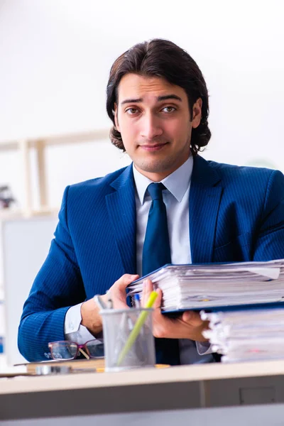 Młody przedsiębiorca siedzi i pracuje w biurze — Zdjęcie stockowe