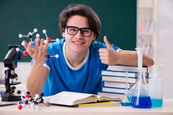 Mladý muž student ve třídě — Stock fotografie