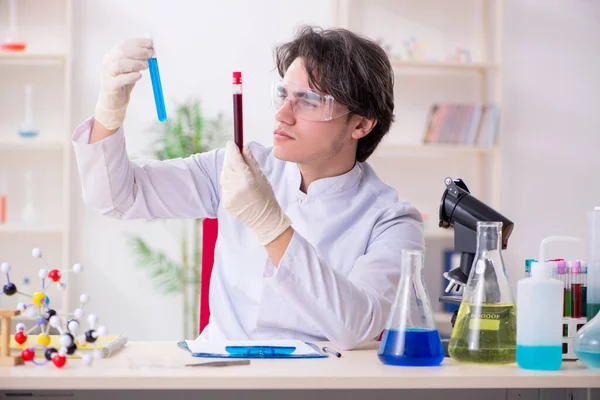 Jonge mannelijke biochemicus werkzaam in het lab — Stockfoto