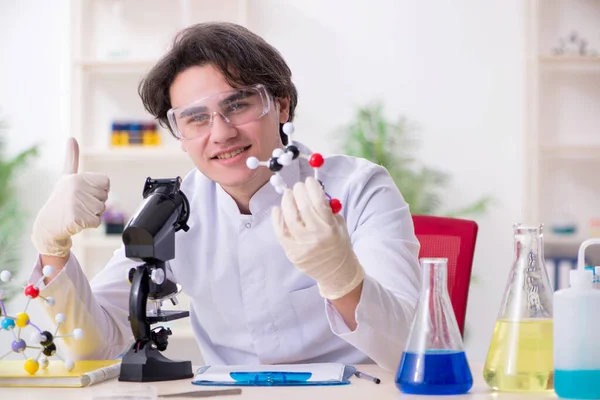Bioquímico varón joven trabajando en el laboratorio —  Fotos de Stock