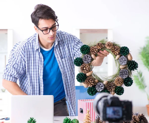Joven vlogger grabación de vídeo haciendo la decoración de Navidad — Foto de Stock