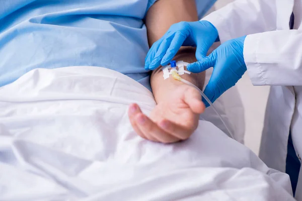 Paziente maschio nel concetto di trasfusione di sangue — Foto Stock