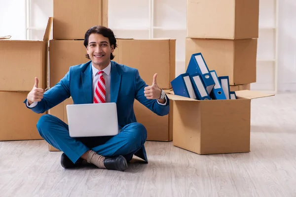 Joven hombre de negocios guapo mudándose a un nuevo lugar de trabajo —  Fotos de Stock