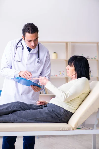 Jonge dokter onderzoekt oudere oude vrouw — Stockfoto