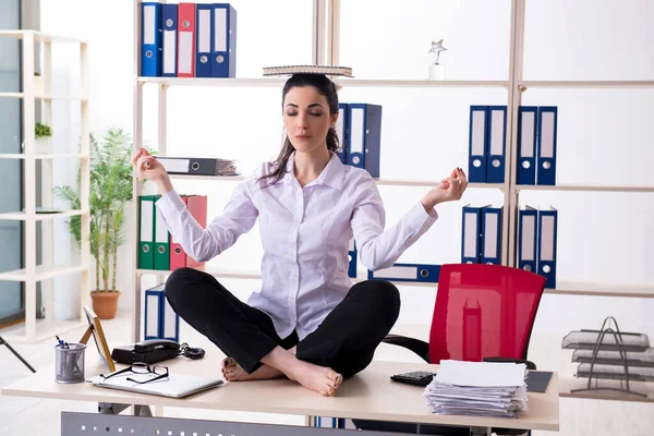 Giovane dipendente donna che fa esercizi in ufficio — Foto Stock