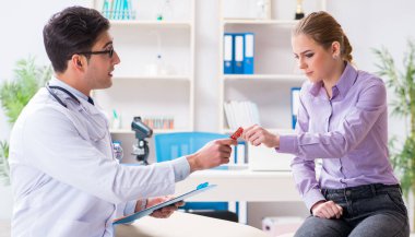 Hastanedeki hasta muayene için doktoru ziyaret ediyor.