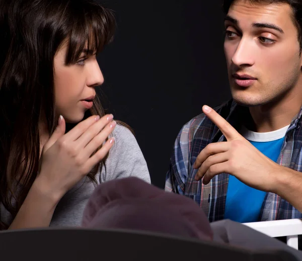 Jeunes parents insomnie avec nouveau-né la nuit — Photo