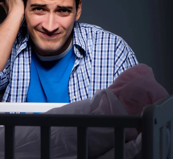 Jovem pai sob estresse devido ao bebê chorando à noite — Fotografia de Stock
