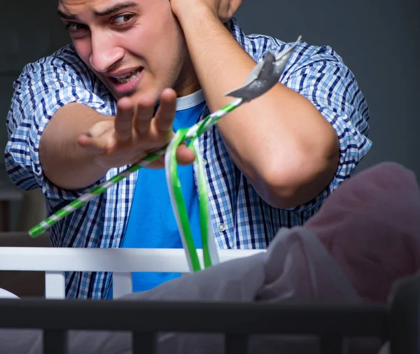 Padre joven bajo estrés debido a que el bebé llora por la noche — Foto de Stock