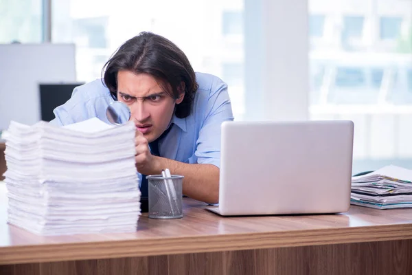 Jovem funcionário infeliz com excesso de trabalho — Fotografia de Stock