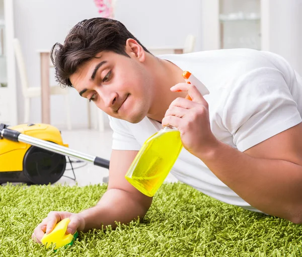 Νεαρός σύζυγος καθαρίζει το πάτωμα στο σπίτι — Φωτογραφία Αρχείου