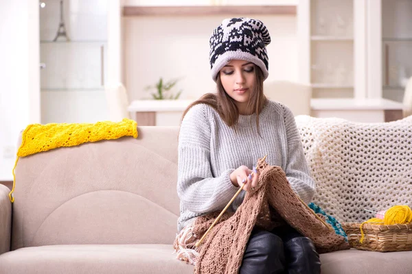 Young beautiful woman knitting at home — Stock Photo, Image