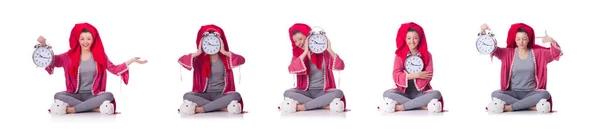 Femme au foyer avec horloge isolée sur blanc — Photo