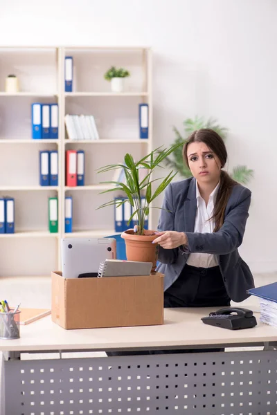 Conceito de despedimento e demissão com mulher empregada — Fotografia de Stock