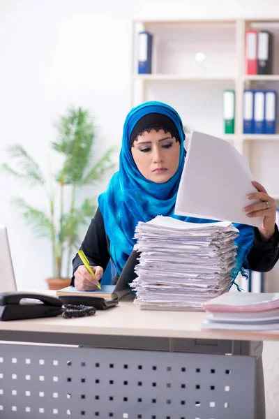 Женщина-работница в хиджабе работает в офисе — стоковое фото