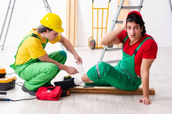 Injured worker and his workmate — Stock Photo, Image