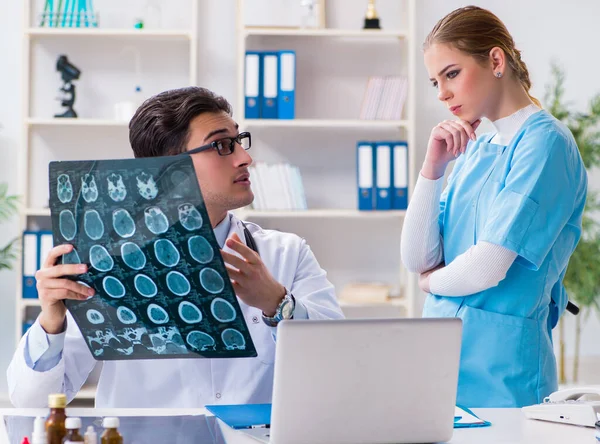 Twee artsen onderzoeken röntgenfoto 's van patiënten voor diagnose — Stockfoto