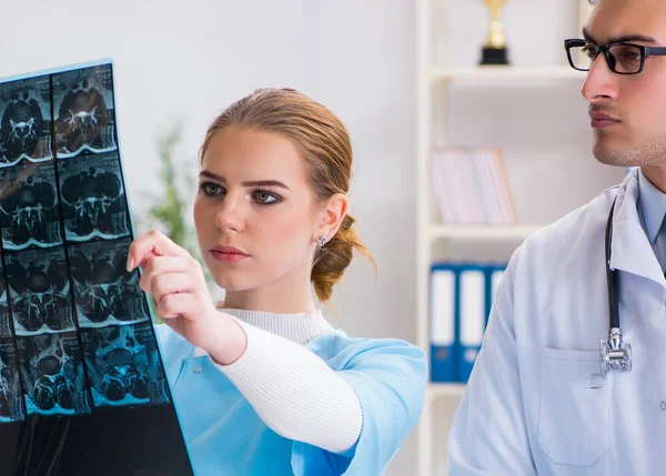 两名医生检查病人的X光影像以作出诊断 — 图库照片