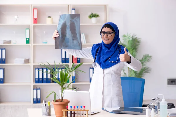 Kvinnlig läkare i hijab som arbetar på sjukhuset — Stockfoto