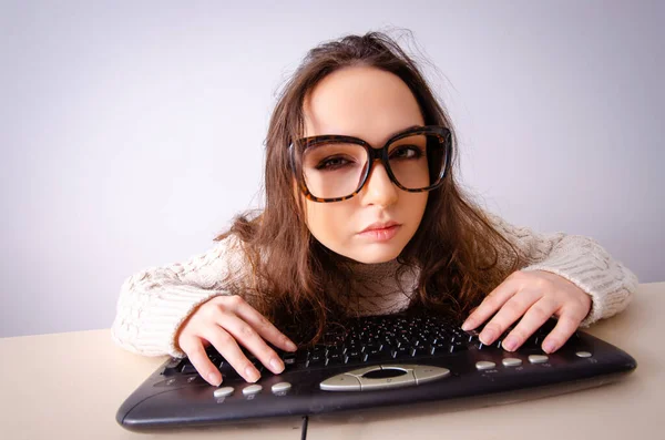 有趣的书呆子女孩在电脑上工作 — 图库照片