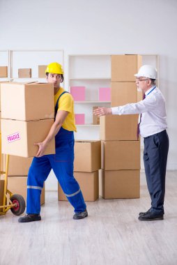 Profesyonel nakliyeciler evde yer değiştiriyor.