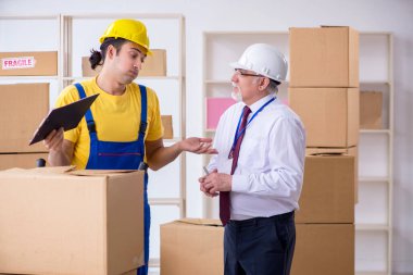 Profesyonel nakliyeciler evde yer değiştiriyor.