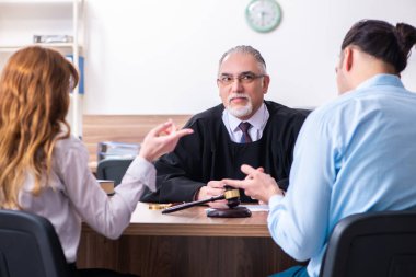 Boşanma konseptinde genç bir çift