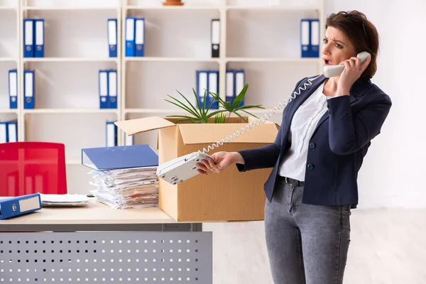 Mitarbeiterin mittleren Alters wird entlassen — Stockfoto