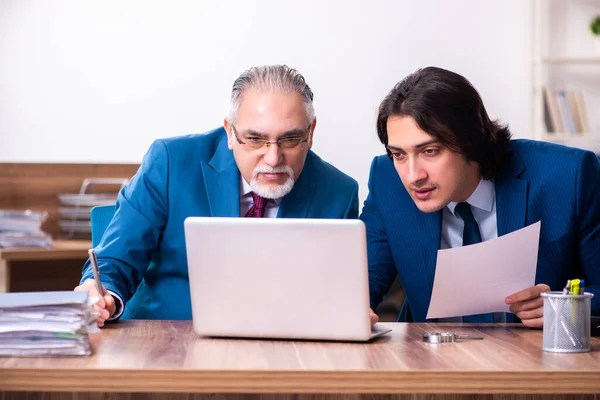 Young and old employees working together in the office — Stock Photo, Image