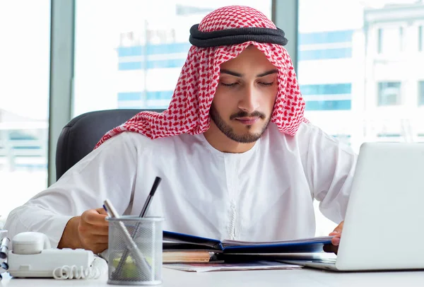 Homme d'affaires arabe travaillant dans le bureau — Photo