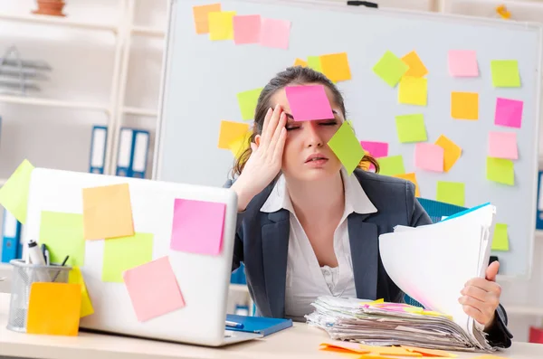 Junge Arbeitnehmerin in widersprüchlichem Prioritätenkonzept — Stockfoto