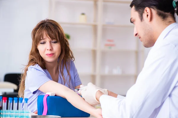 Hastane kliniğinde kan transfüzyonu — Stok fotoğraf