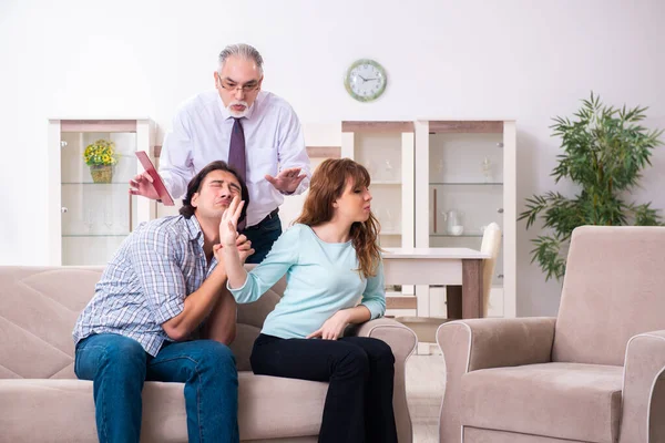 Jonge paar bezoeken ervaren arts psycholoog — Stockfoto