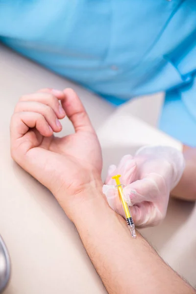 Transfusión de sangre en clínica hospitalaria — Foto de Stock