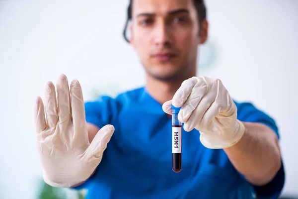 Junge Laborantin testet Blutproben im Krankenhaus — Stockfoto
