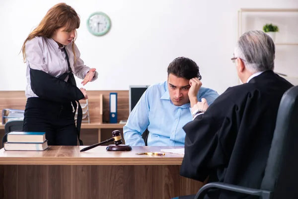 Jong echtpaar in het gerechtsgebouw in echtscheidingsconcept — Stockfoto