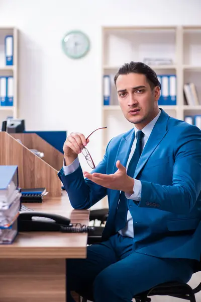 Joven hombre de negocios guapo sentado en la oficina —  Fotos de Stock