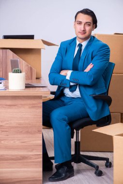 Genç yakışıklı işadamı işinden kovuluyor.