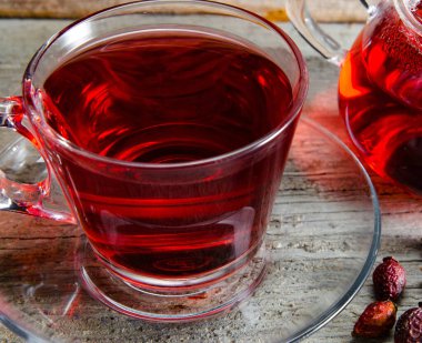 Masada servis edilen fincanda meyve çileği çayı